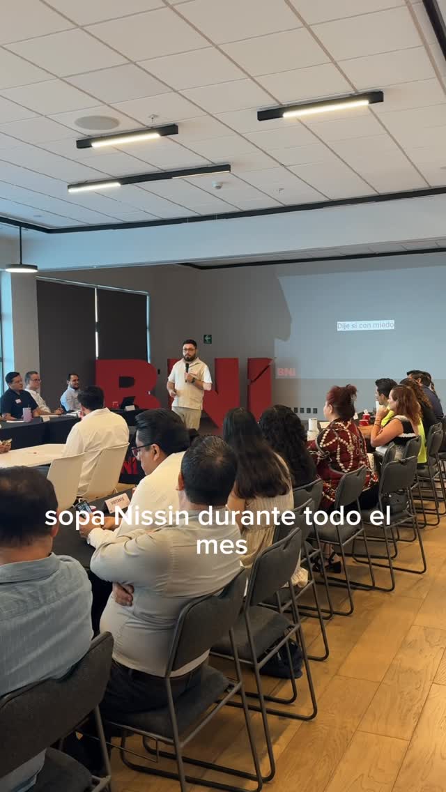Jairo Lizama hablando de publicidad ante socios BNI